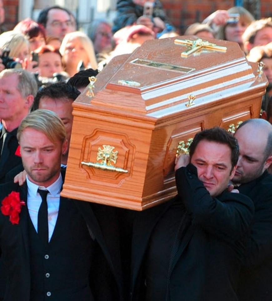 Die Bandkollegen von Stephen Gately tragen seinen Sarg zu Grabe. Der 33-Jährige wurde in seiner Heimat Irland beigesetzt
