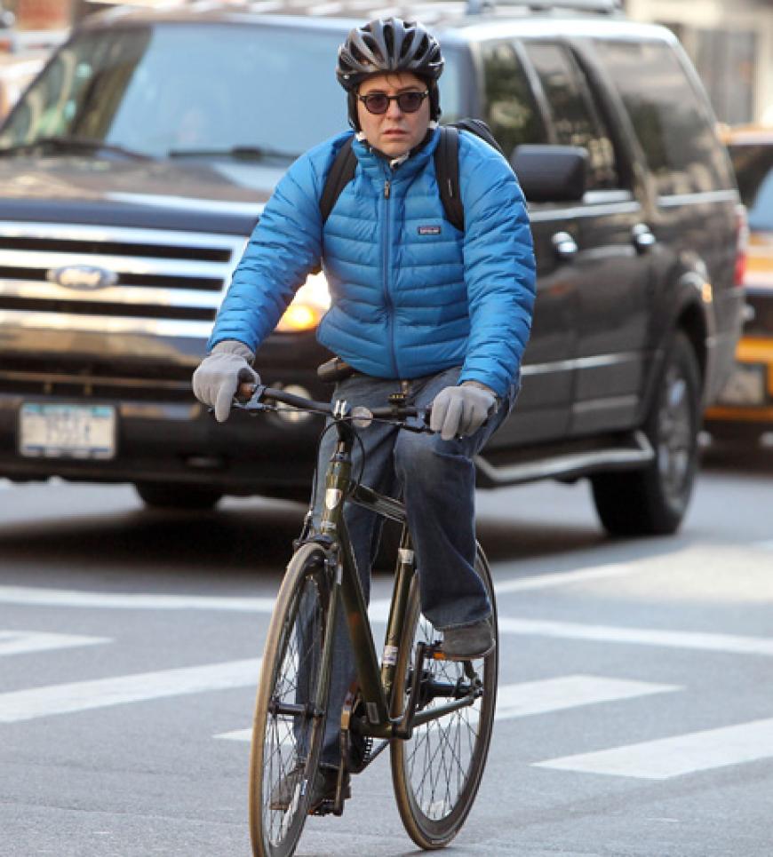 So bodenständig - Sarah Jessica Parkers Ehemann, Schauspieler Matthew Broderick, wählt das Fahrrad als Verkehrsmittel in New York. Geht schnell und hält fit!