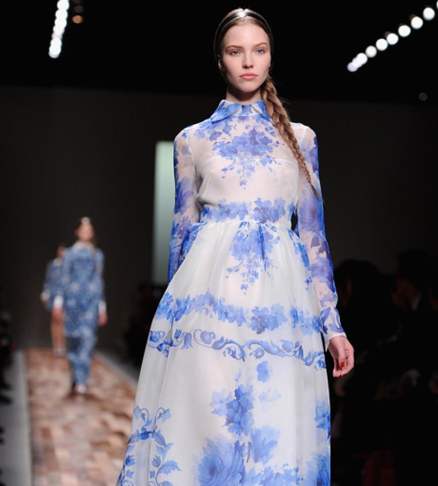 Valentino nimmt den Trend in seiner HW Kollektion für 2013 auf und zeigt das Porzellanmuster auf einem langärmeligen Maxi-Dress.