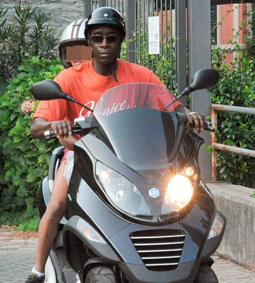 Mit dem Motorroller durch Italien - Schauspieler Don Cheadle