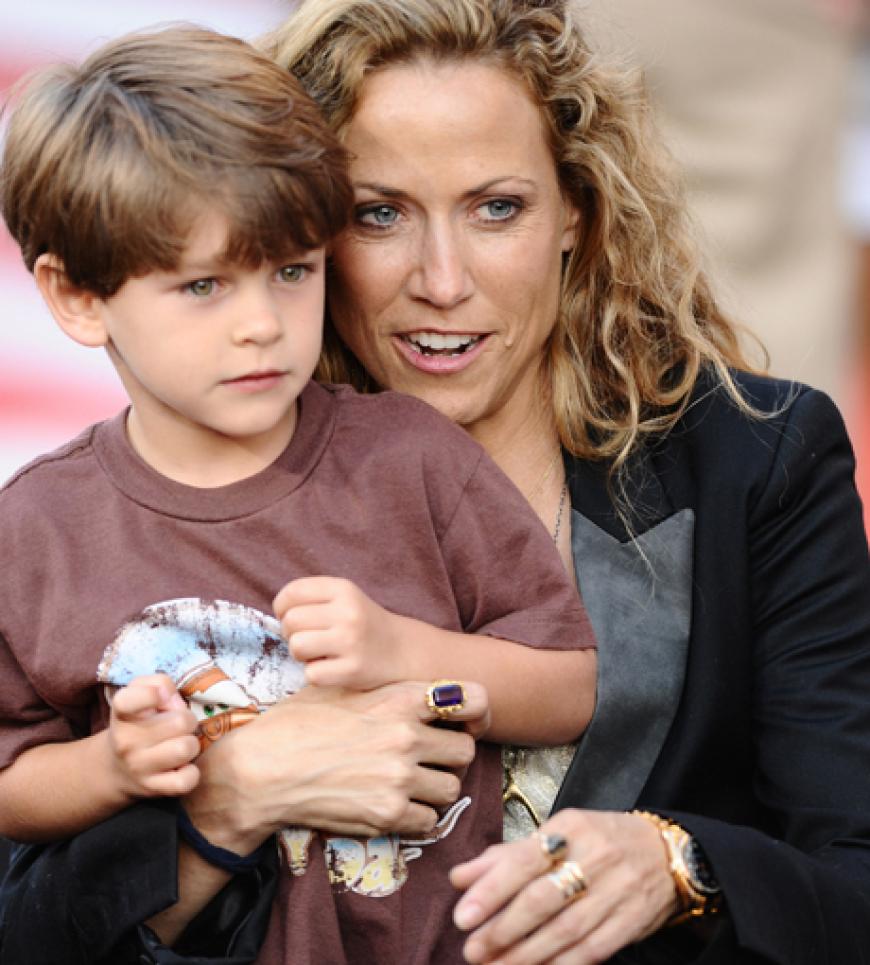 Sängerin Sharon Stone ist sogar zweifache Adoptivmama: 2007 holte sie den zwei Wochen alten Wyatt Steven zu sich. 2010 folgte Levi James
