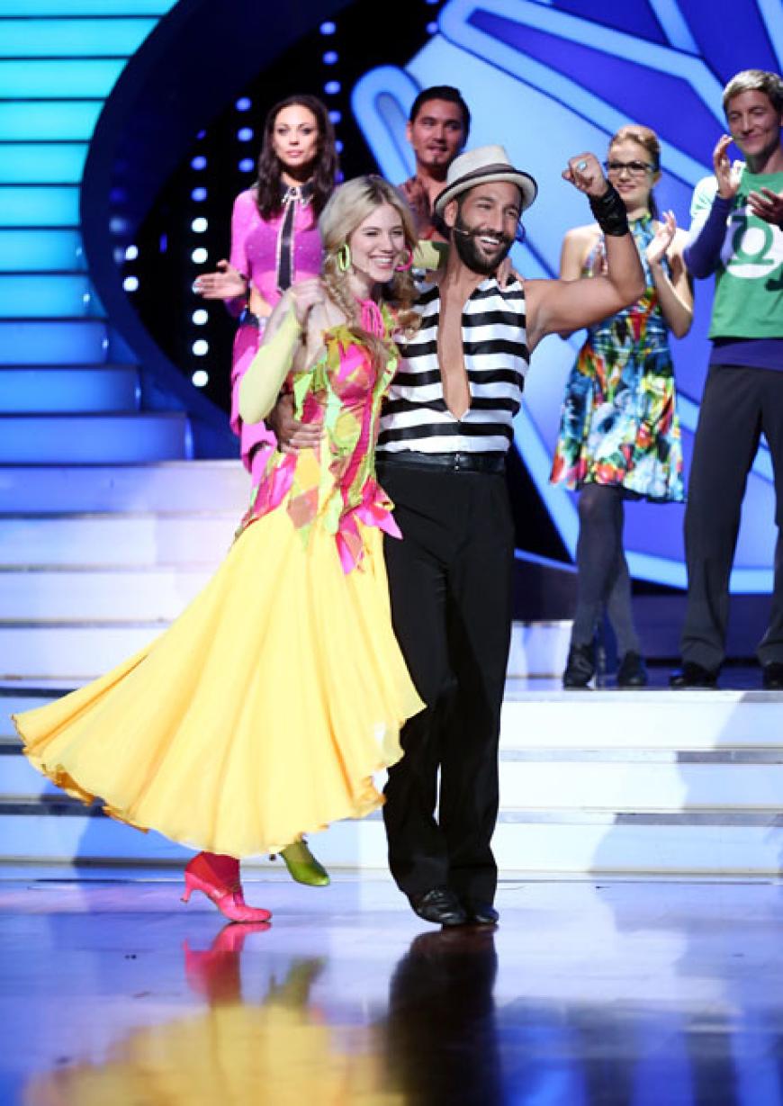 Larissa Marolt und Massimo Sinató versuchen sich an einem Quickstep zur Titelmusik von