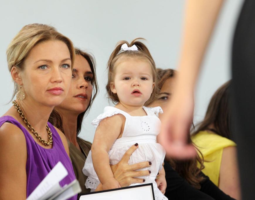 Kleinste Fashionista in der front row ist Harper Seven Beckham, die Mamis Show auf deren Schoß aufmerksam verfolgt. Entzückend!