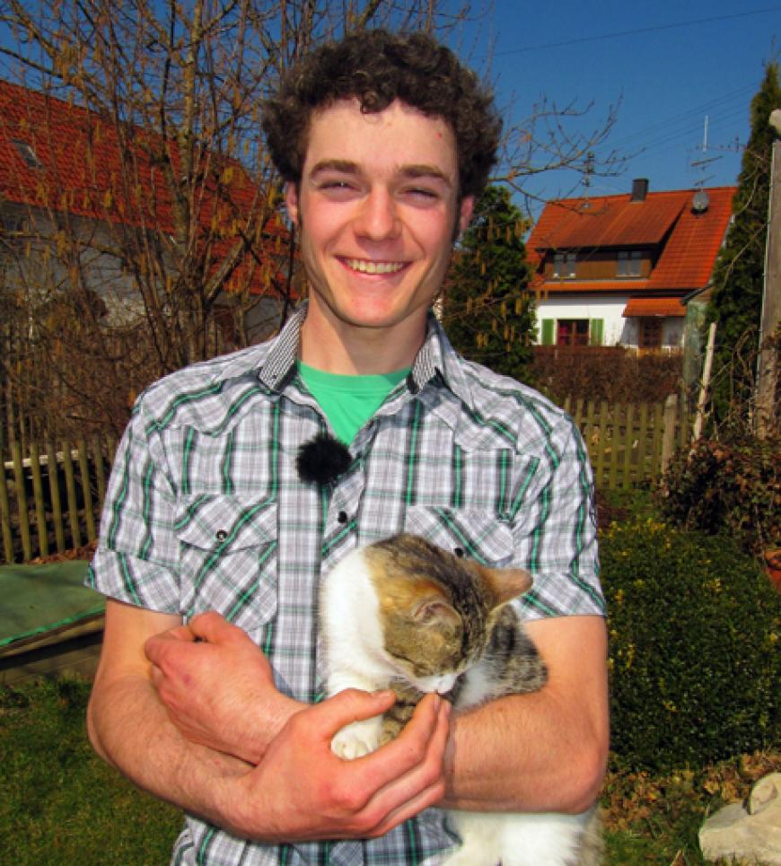 Benjamin der fleißige Jungbauer
Alter: 21
12 Schweine, 35 Hühner, 1 Gamsbock:
Benjamin lebt mit seinen Eltern und seinem Bruder in einem schönen Bauernhaus nahe dem Bodensee in Baden-Württemberg. Der 21Jährige arbeitet besonders gern auf den Ackerflächen seiner Familie. Schon als Kind liebte er es, mit dem Trecker zu fahren. Zusätzlich arbeitet er als Lohnunternehmer auf den Feldern benachbarter Bauern. Benjamin: âIch presse Ballen, mache Silo und auch Holz im Wald.