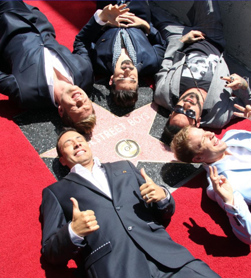 Das Quintett posiert auf dem Boden des Walk of Fame