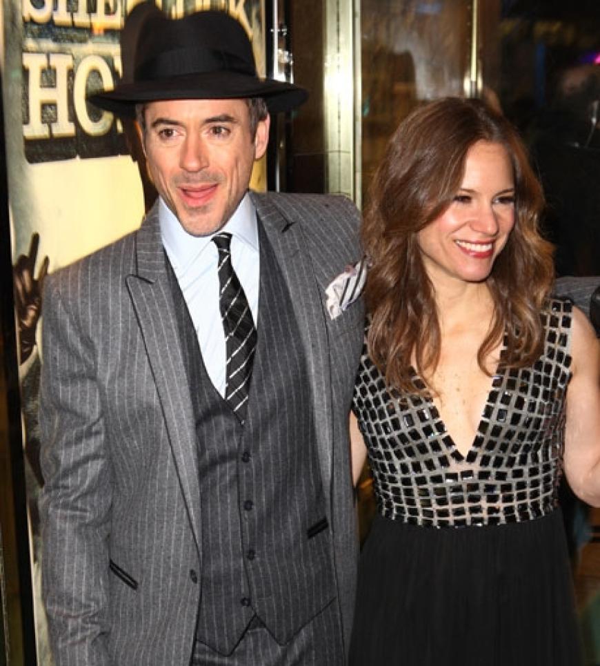 Hauptdarsteller Robert Downey Jr. nimmt seine Ehefrau Susan in den Arm