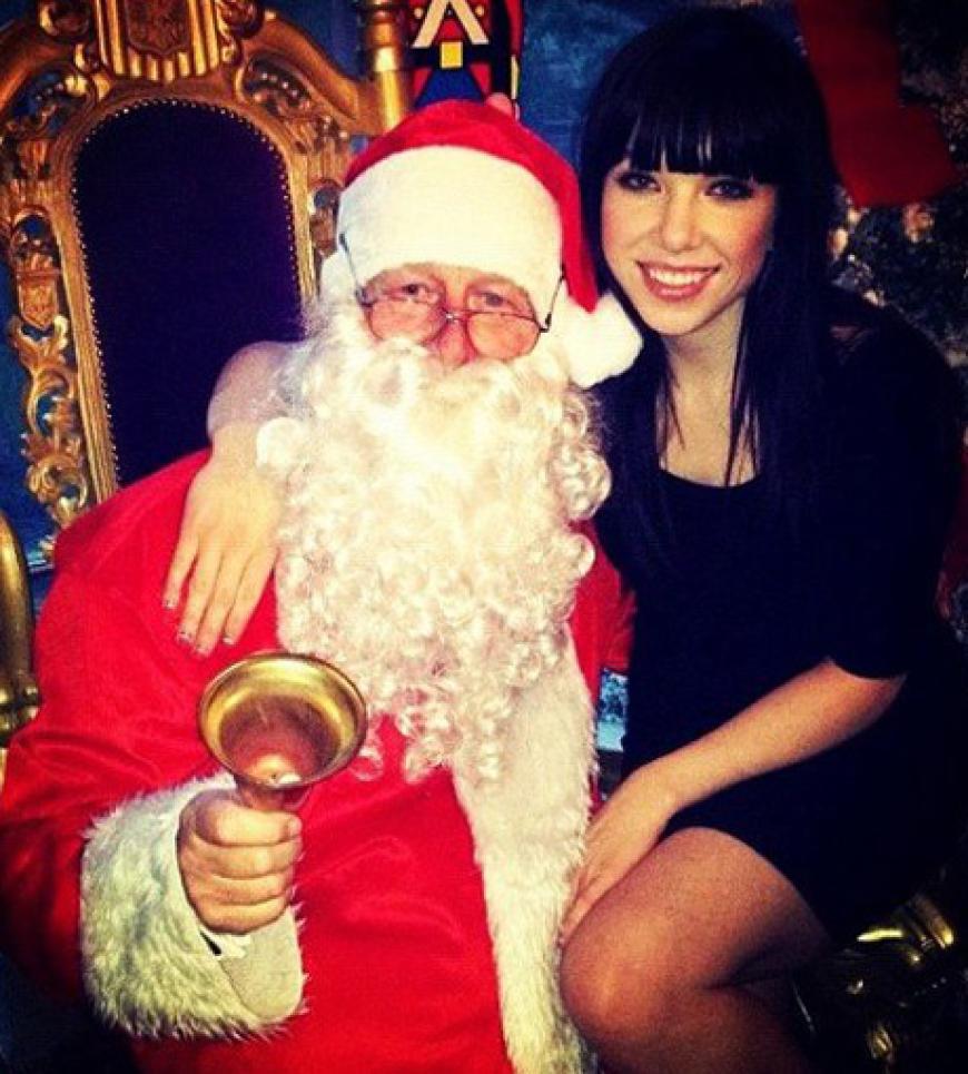 Chartsstürmerin Carly Rae Jepsen durfte kurz auf dem Schoß vom Weihnachtsmann Platz nehmen