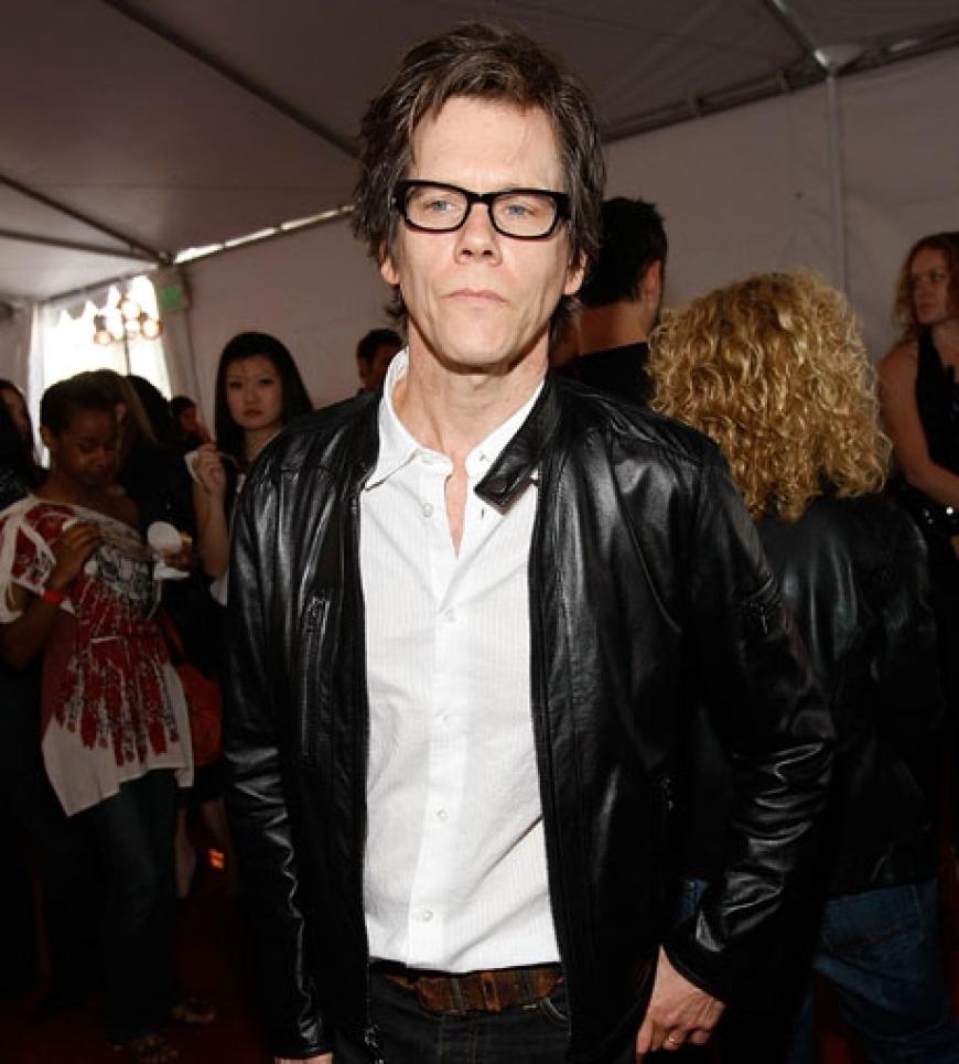 Schauspieler Kevin Bacon mit übergroßem Horngestell in schwarz