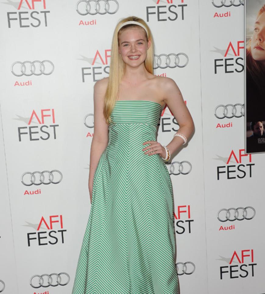 Der Sommer ist vorbei. Damit die Markise trotzdem nicht ungenutzt bleibt, hat sich Schauspielerin Elle Fanning aus dem Stoff kurzerhand ein Kleid gezaubert.