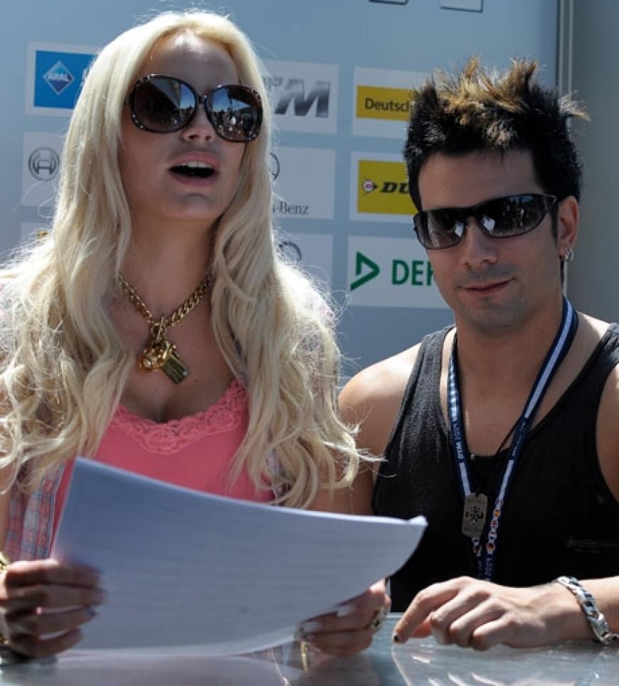 Gemeinsam mit Marc Terenzi schlendert Gina-Lisa durch die Boxengasse beim DTM-Rennen in Hockenheim