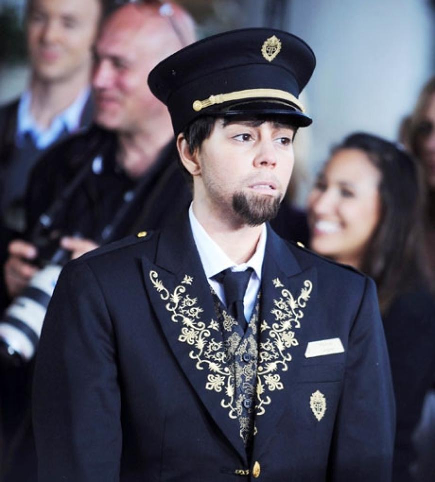 Erkannt? Die sonst so auf ihr Äußeres fixierte Mariah in einer Chauffeurs-Uniform