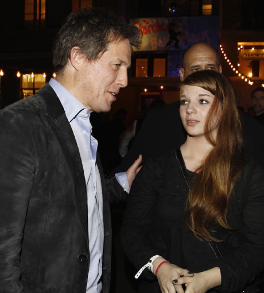 Diese junge Frau war schwer beeindruckt von Hugh Grants Auftritt auf der Männerherzen 2-Aftershow-Party in Clärchens Ballhaus in Berlin