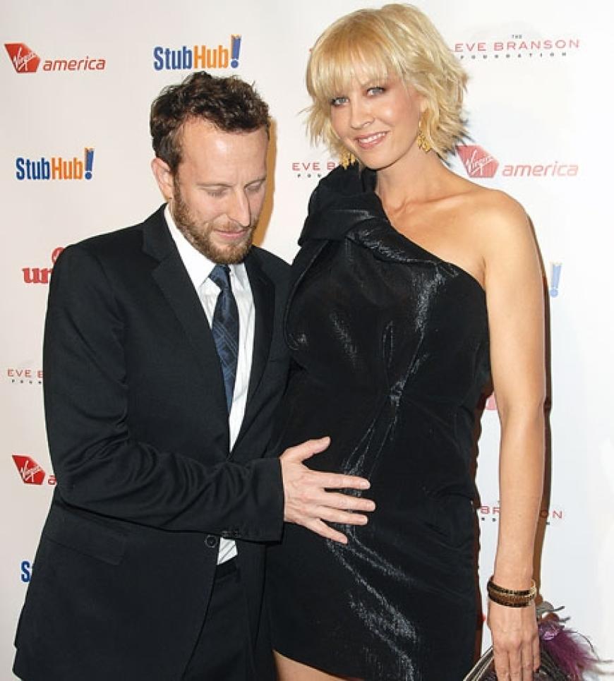Schauspieler Bodhi Elfman fasst seiner Frau Jenna zärtlich an den Babybauch. Das Paar erwartet ihr zweites gemeinsames Kind