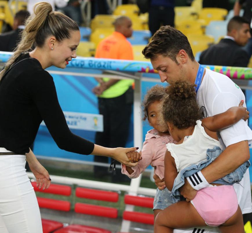 Schon mal üben: Mandy & Mesut kümmern sich um Jerome Boatengs Töchter Soley und Lamia