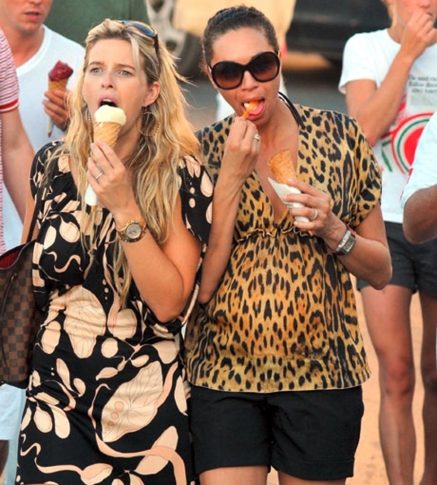Lilly und ihre deutsche Freundin Judith Kamps lassen sich das Eis schmecken