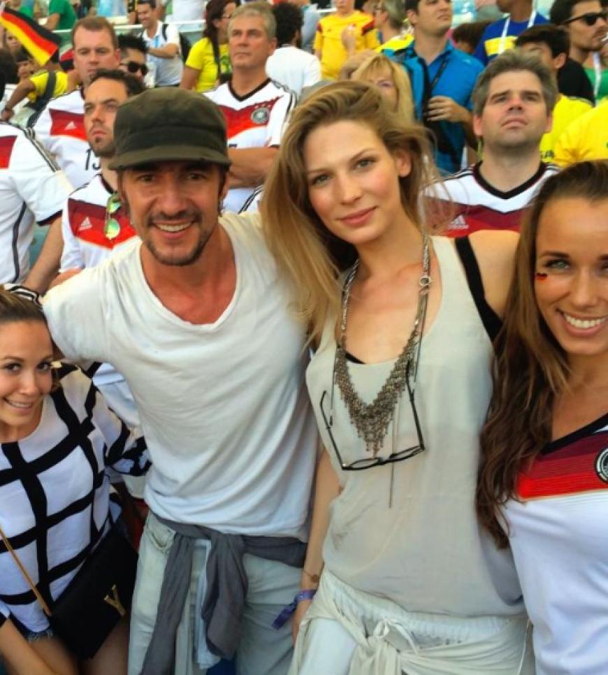Annemarie Carpendale (re.) posiert mit Lena Gercke, (nicht im Bild) Mandy Capristo, Thomas Hayo und Sarah Brandner (v. li.)