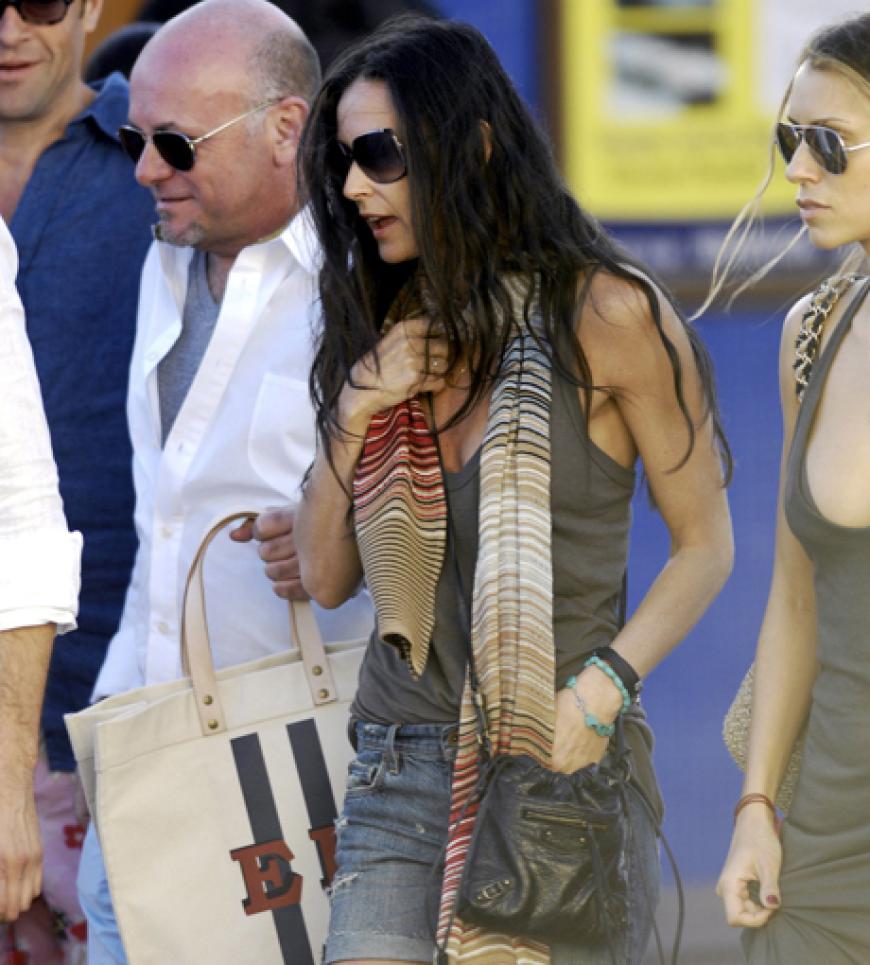 Ertappt! Auch Demi Moore ist momenten mit Ehemann Ashton Kutcher und einigen Freunden auf der Sonneninsel angekommen