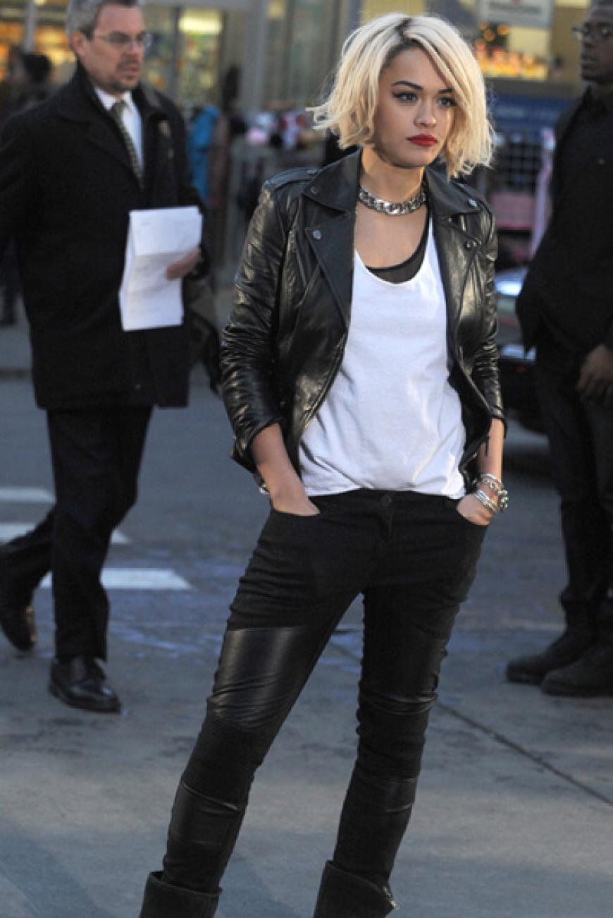 Für ein Foto-Shooting posiert Sängerin Rita Ora am Times Square in New York und legt den Verkehr kurzerhand lahm
