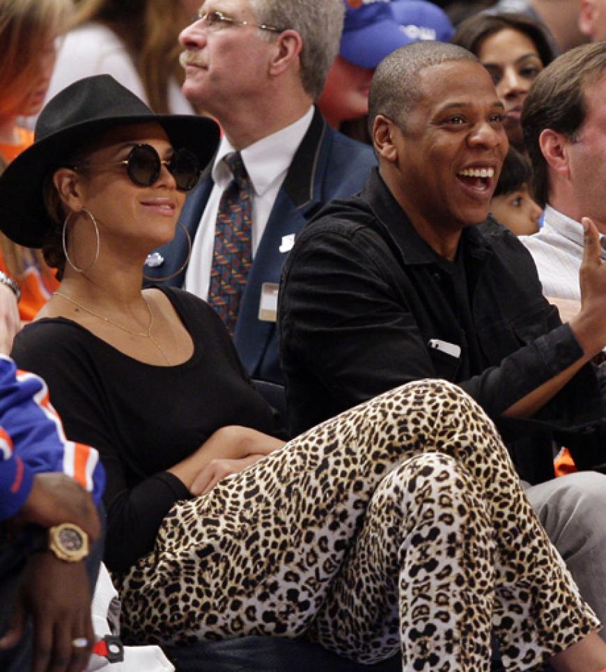 So sieht also ein entspannter Sonntagnachmittag bei Beyoncé Knowles und Ehemann Jay-Z aus. Das Paar geht gemeinsam zum Basketball-Spiel der New York Knicks gegen Miami Heat in New York an