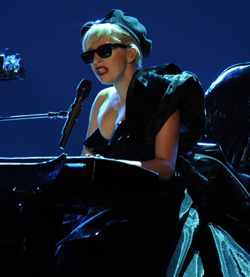 Dramatischer Auftritt: Lady Gaga am Piano