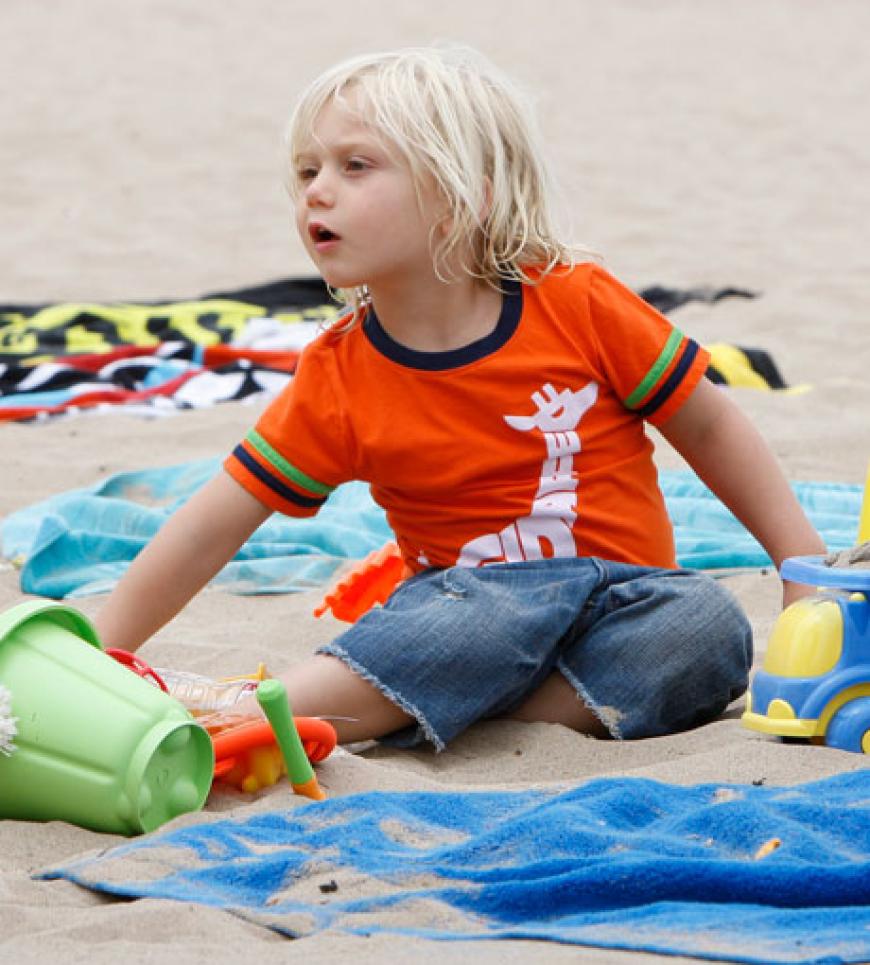 ...Zuma, 3, genießt während dessen die Gelegenheit, mit seinem Spielzeug alleine zu sein
