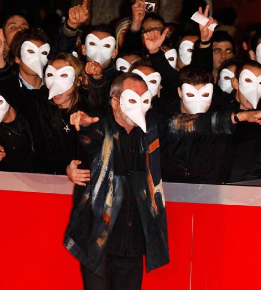 US-Regisseur Terry Gilliam posiert mit wartenden Fans bei der Premiere von