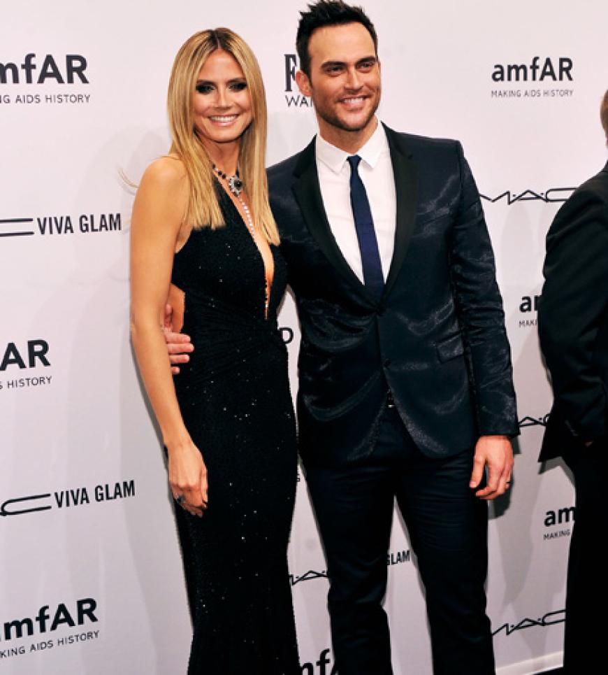 Heidi Klum wurde im Rahmen des Charity-Events für ihr außergewöhnliches Engagement im Kampf gegen Aids mit einem Award geehrt. Hier posiert sie zusammen mit Schauspieler Cheyenne Jackson (