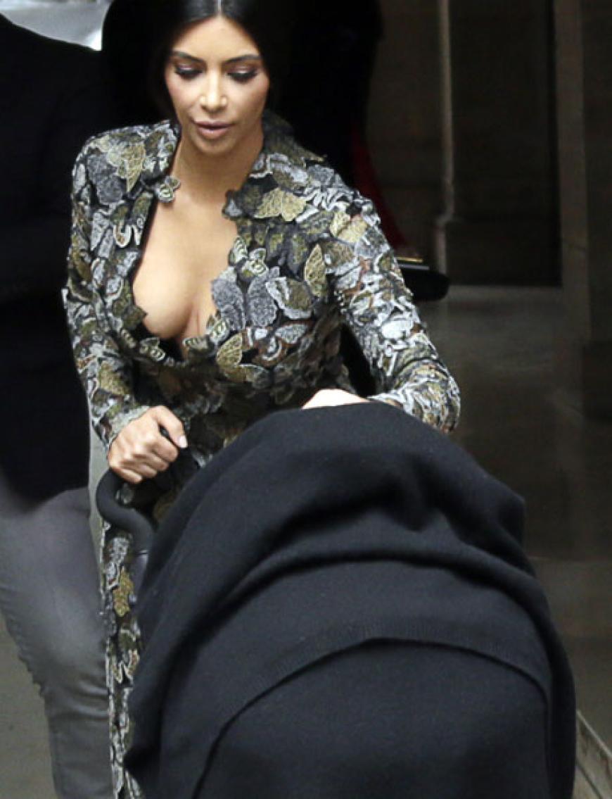 Mit Baby North in Paris. Hautpsache das Styling stimmt!