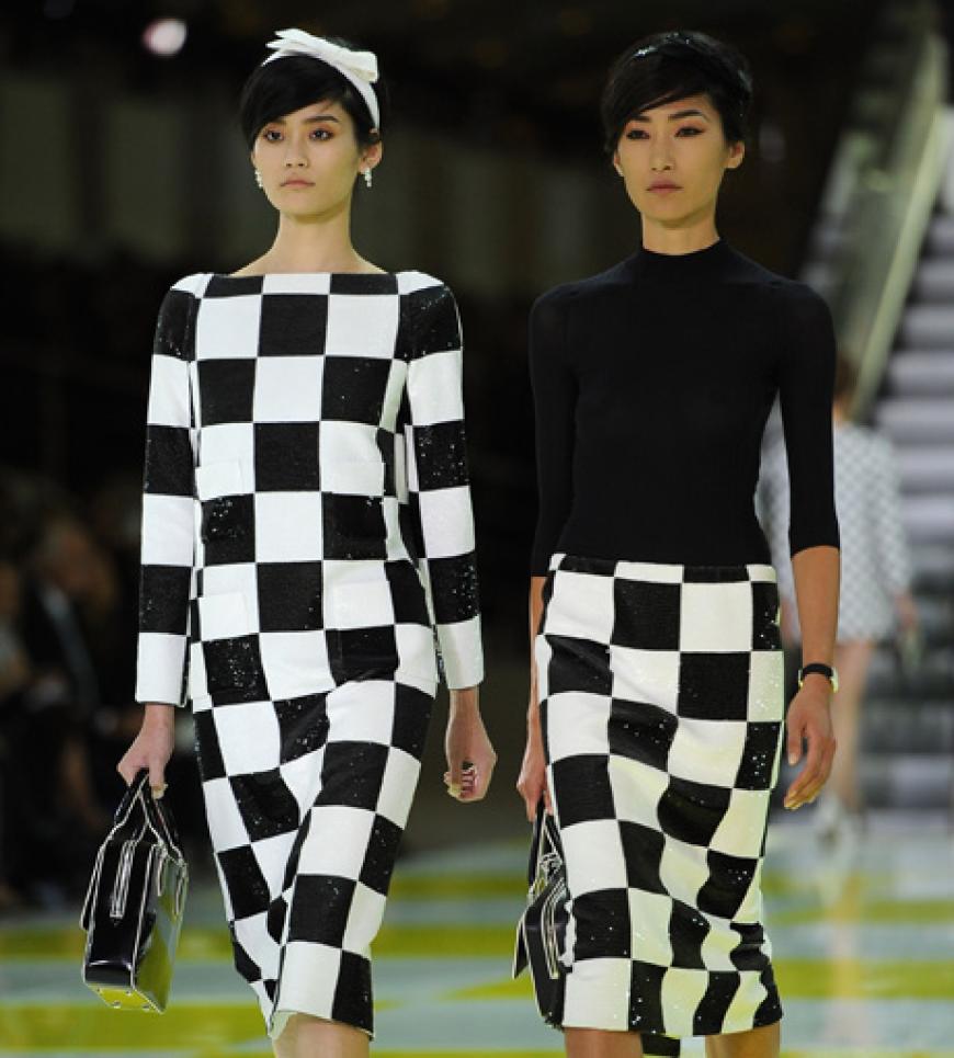 Trend hoch zwei! Bei der Louis Vuitton Show liefen die Models pärchenweise über den Laufsteg.´