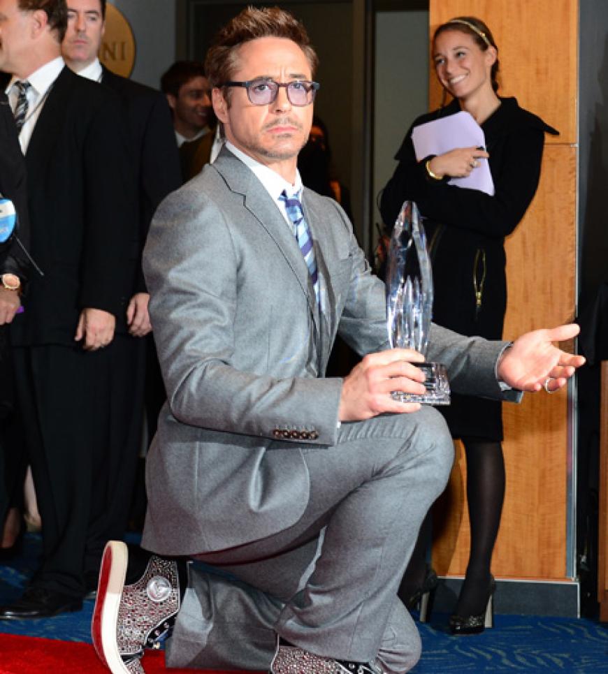 Robert Downey Jr. kniet nieder - so stolz ist er auf seinen Preis