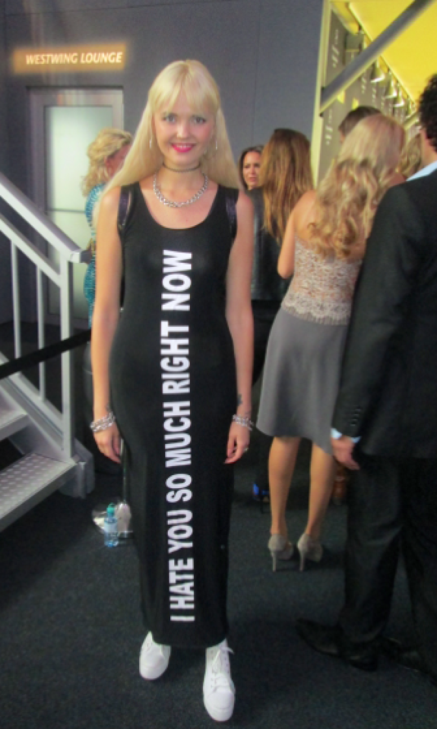 Durfte natürlich nicht fehlen: Berlins It-Girl Bonnie Strange. Ob ihre Message auf dem Kleid an ihren Ex ging? ;-)