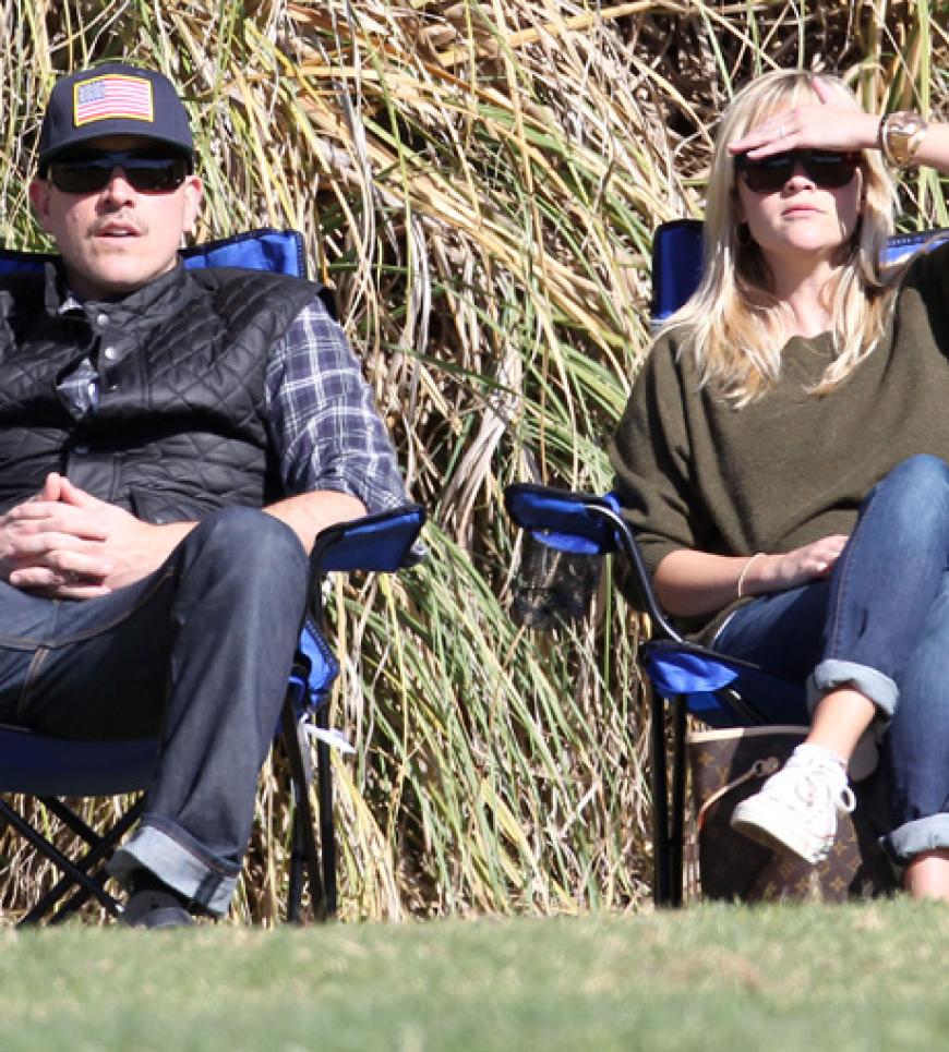 Reese Witherspoon und ihr Ehemann Jim Toth beobachten gespannt das Spiel