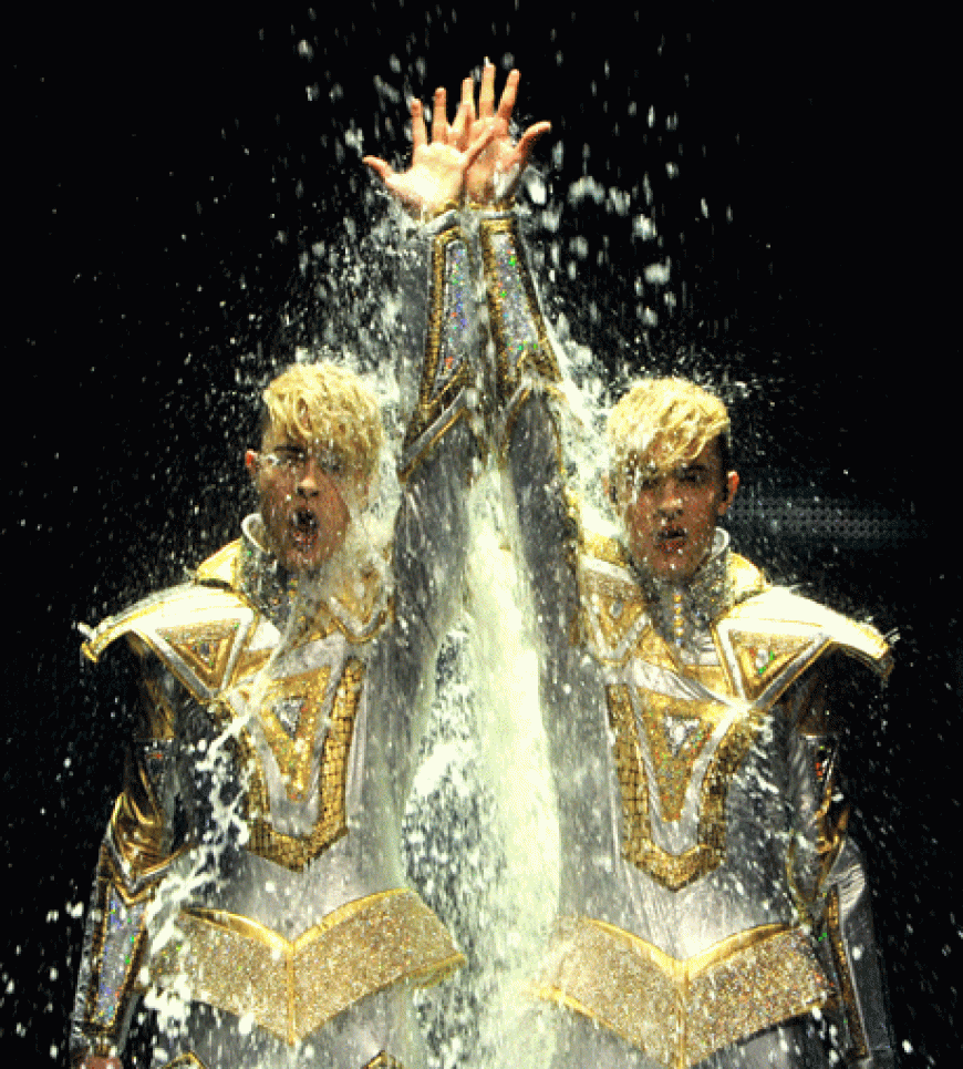 Weil es sie ohnehin doppelt gibt, gleich nochmal: Jedward machten sich nass - half ihnen nicht