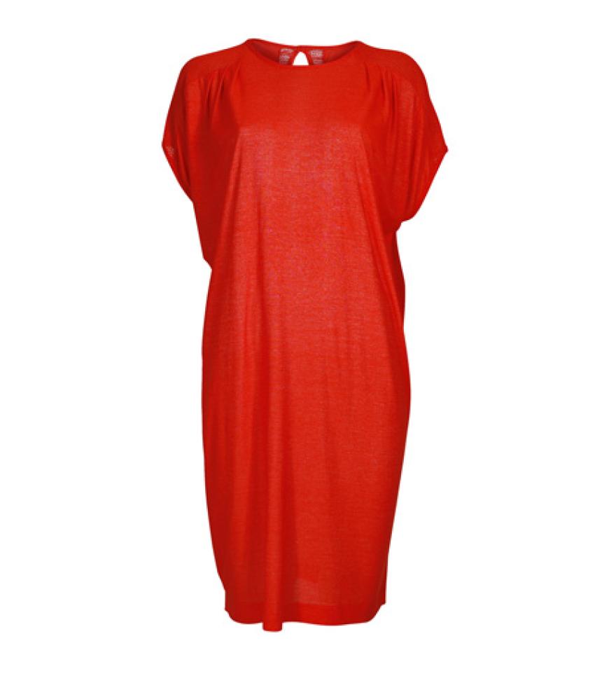 Locker umschmeichelt dieses Kleid ein paar kleine Pfündchen, die noch vom Winter auf den Hüften sitzen. Von Baum & Pferdgarten, ca. 100 Euro