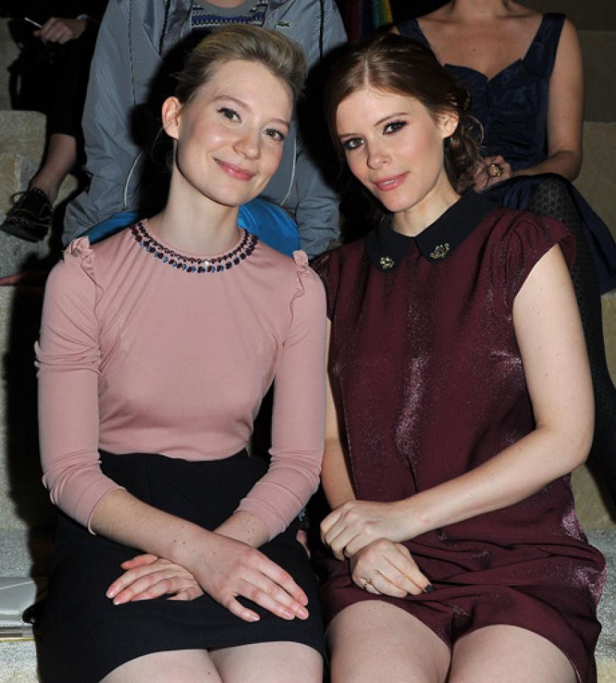Nach Kollegin Hailee Steinfeld durfte auch Mia für das italienische Kult-Label Miu Miu modeln. Wir sind gespannt, was wir noch von ihr hören werden!