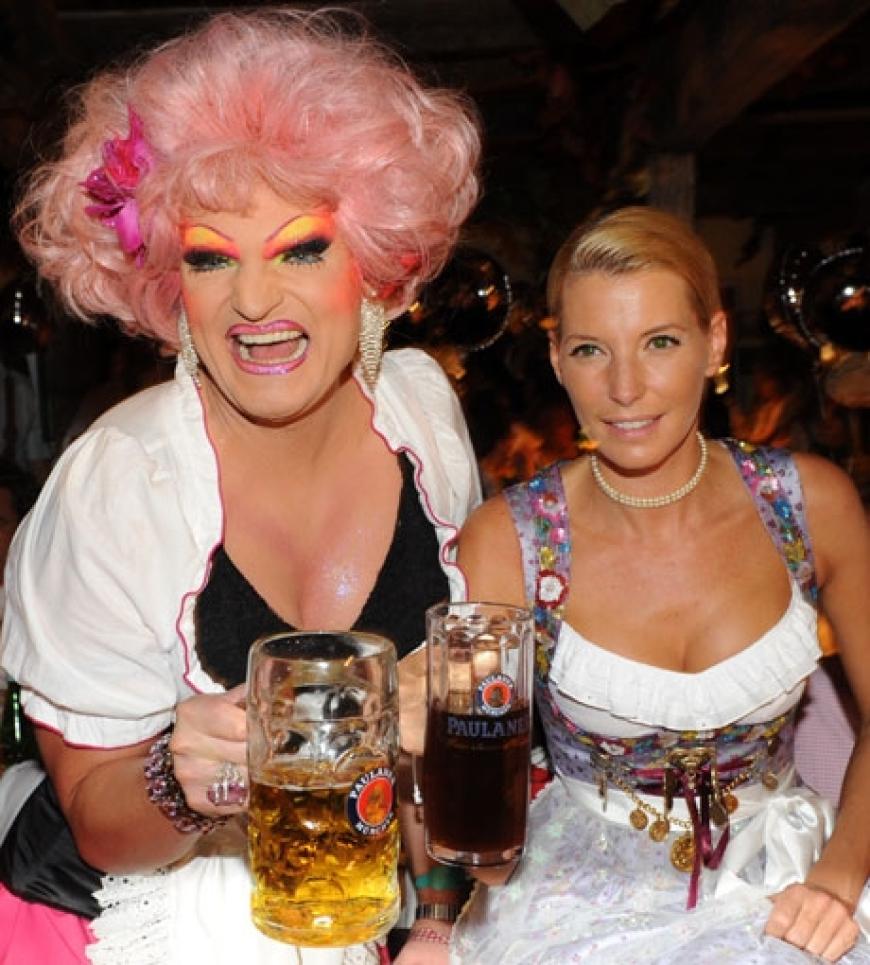 O zapft is! Giulia Siegel und Drag Queen Olivia Jones gönnen sich einen Schluck