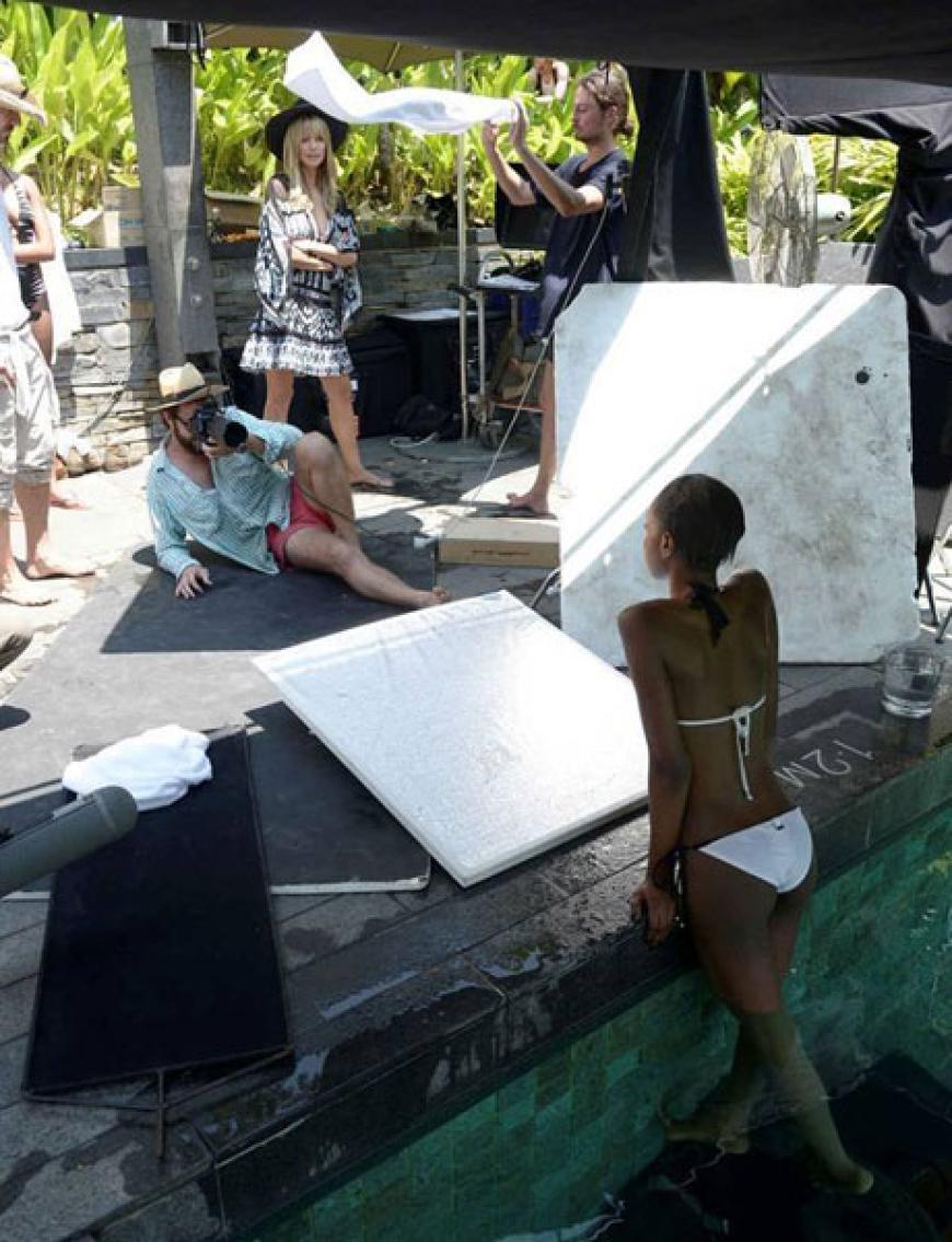 Sexy Posing! Beim ersten Shooting mussten die Mädchen mit ihrer Natürlichkeit punkten