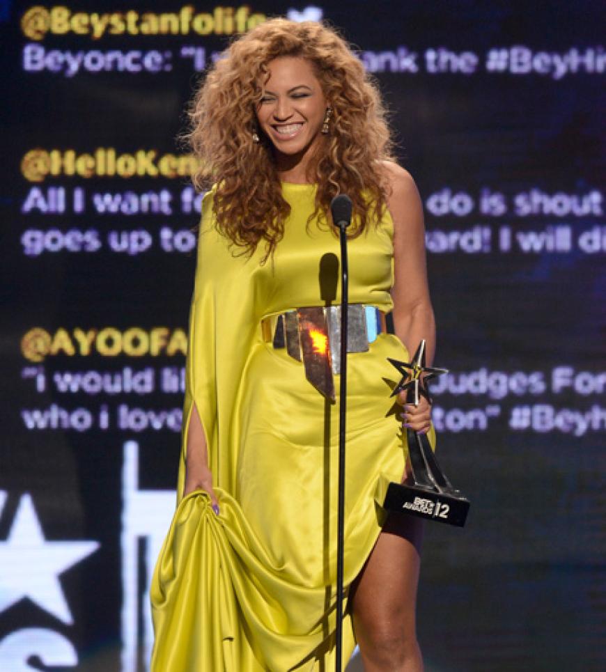 Wer strahlte mehr? Beyoncés Kleid (Stephane Rolland) oder die Sängerin selbst, die sich´ über den Preis
