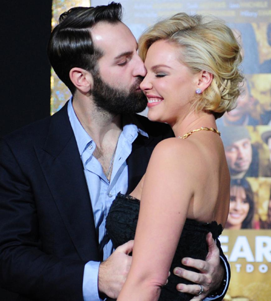 Liebevoll küsst Sänger Josh Kelley seine Frau, Schauspielerin Katherine Heigl