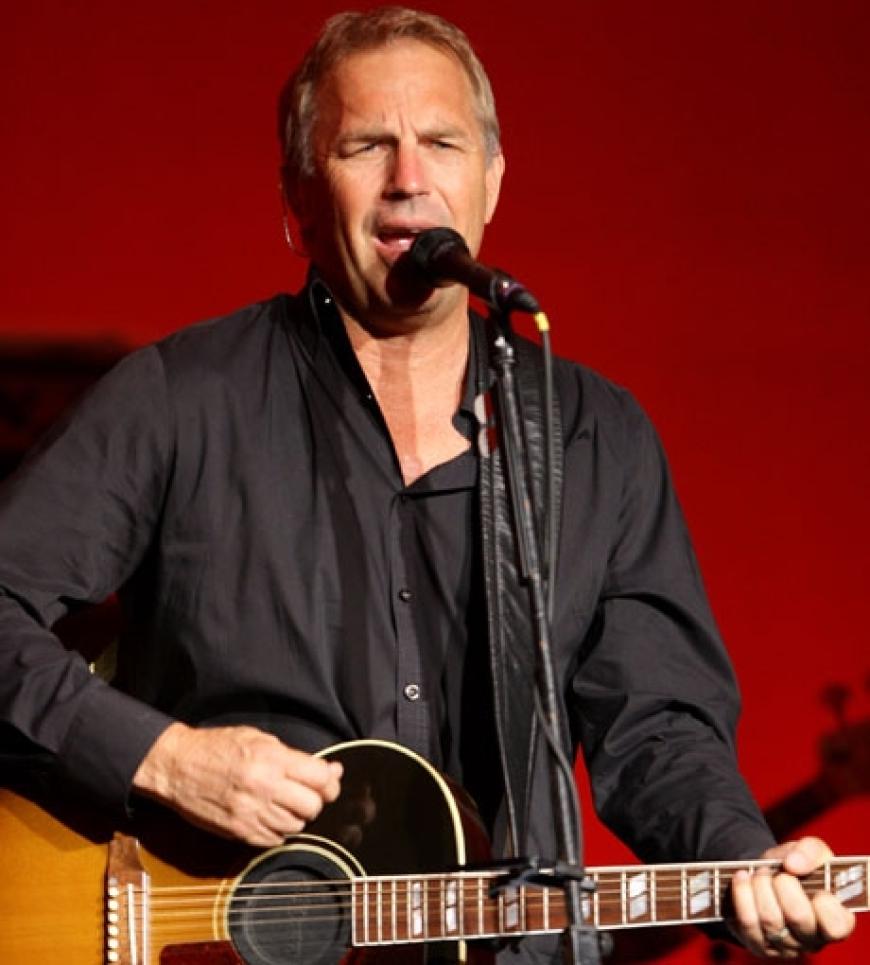 Superstar Kevin Coster spielte in Berlin mit seiner Band