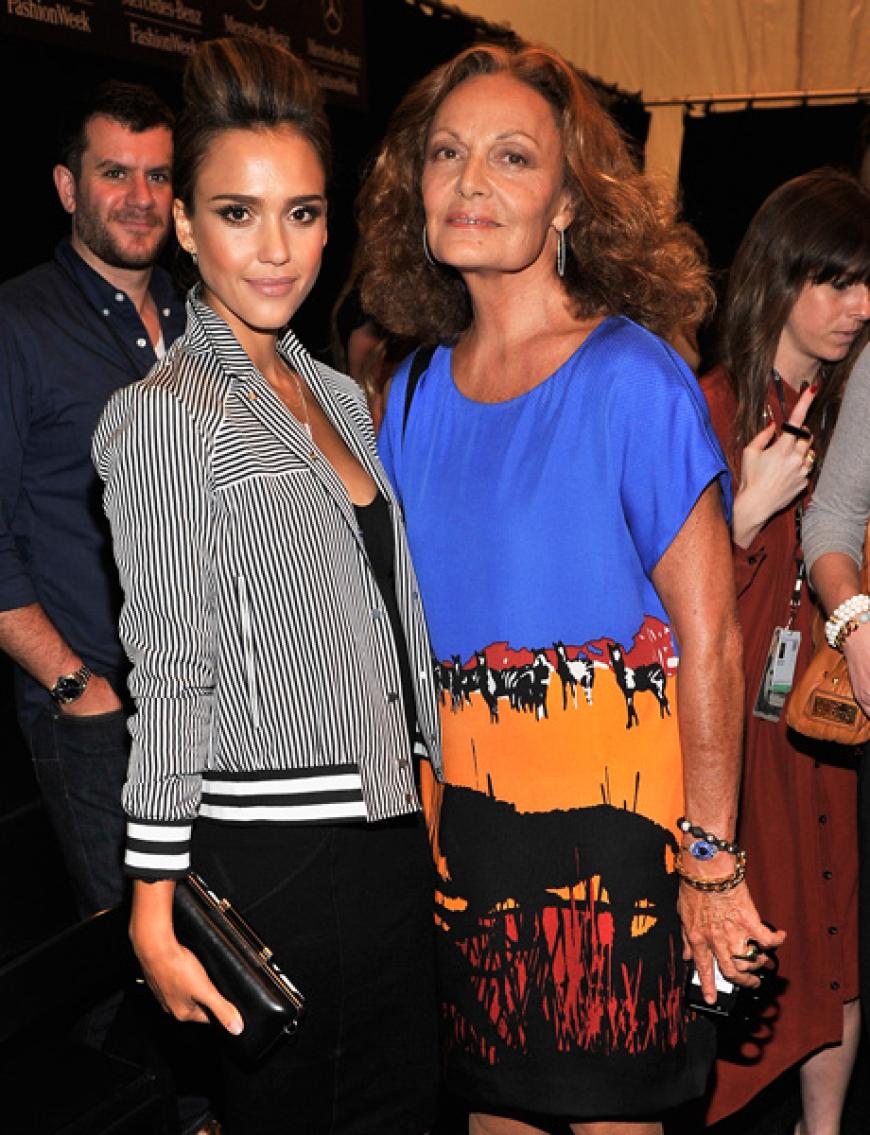 Jessica Alba durfte nach der Show von Diane Von Furstenberg die Designerin backstage besuchen