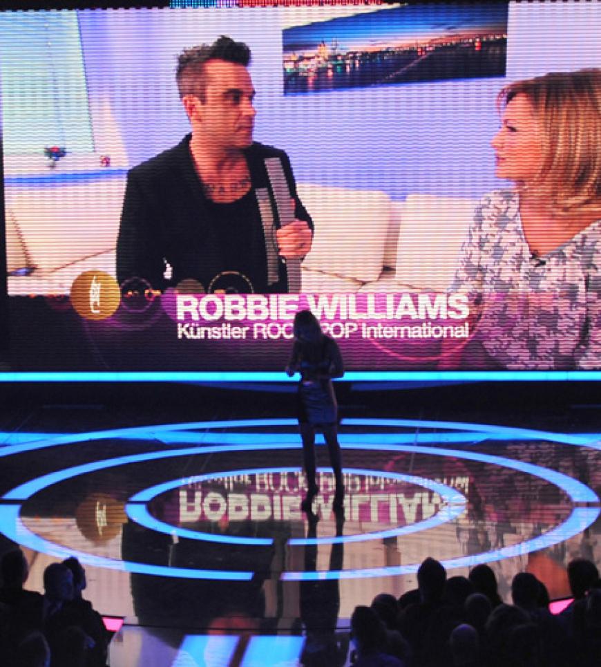 Robbie Williams bekommt auch einen Echo - weil er nicht bei der Show in Berlin sein konnte, überreichte ihm Helene Fischer vorab seinen Preis in der Sparte