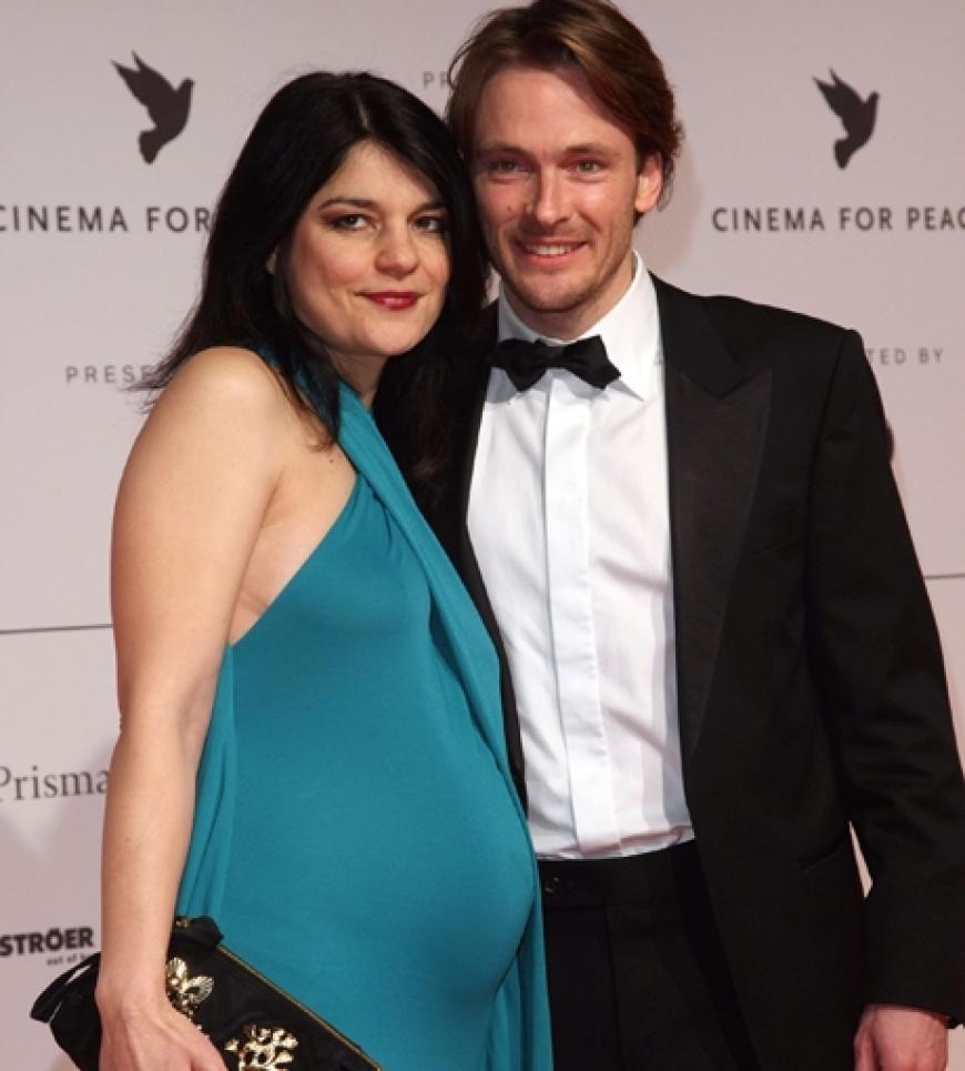 Schauspielerin Jasmin Tabatabai zeigte ihren Fans ihren kugelrunden Babybauch