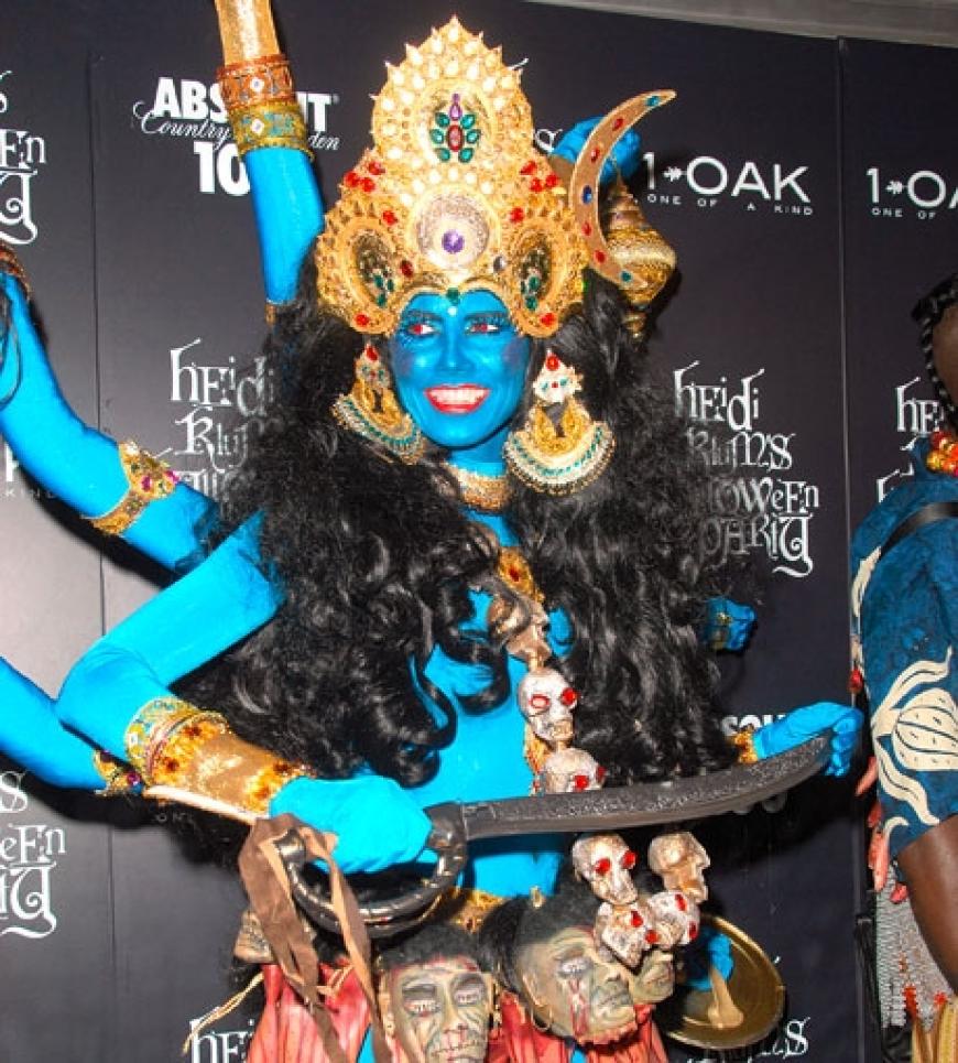 Heidi hat sich als indische Gottheit verkleidet