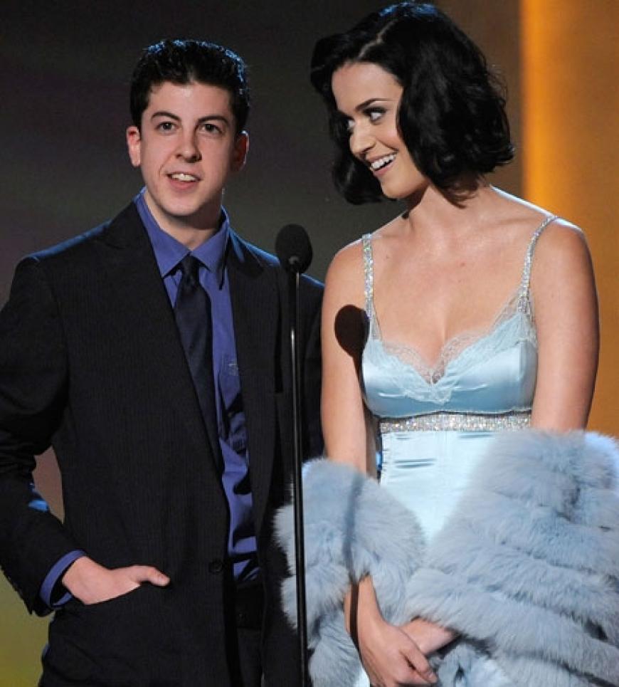 Christopher Mintz-Plasse und Sängerin Katy Perry auf der Bühne.