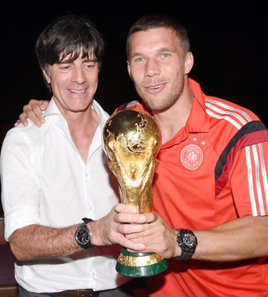 So sehen Sieger aus, schalalala! Bundestrainer Jogi Löw posiert mit Lukas Podolski (r.)
