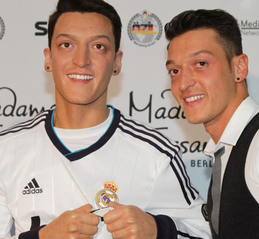 Wir sehen doppelt! Fußball-Nationalspieler Mesut Özil ist jetzt auch bei Madame Tussaud's zu bewundern. Klar, dass der Profi-Kicker selbst zur Abnahme seiner Figur vorbeischaute
