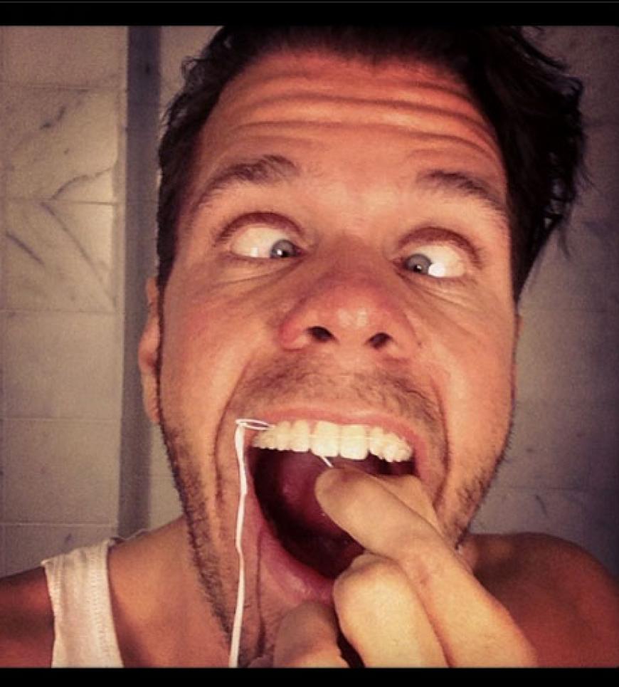Hier beweist uns Perez Hilton, dass es gar nicht so leicht ist, mit Zahnspange Zahnseide zu benutzen...