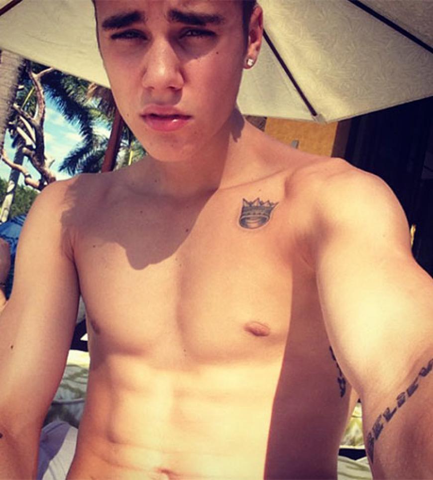 Es ist Teenie-Schwarm Justin Bieber, dessen Körper inzwischen zahlreiche Tattoos zieren