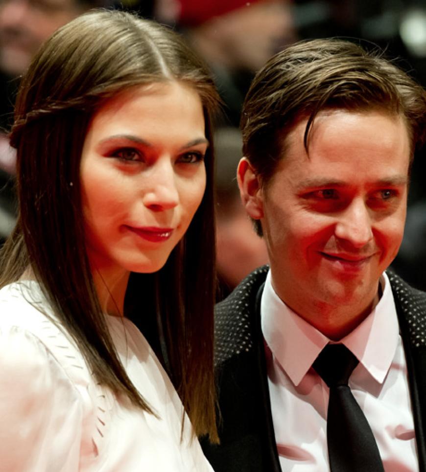 Die Schauspiler Nora von Waldstätten und Tom Schilling